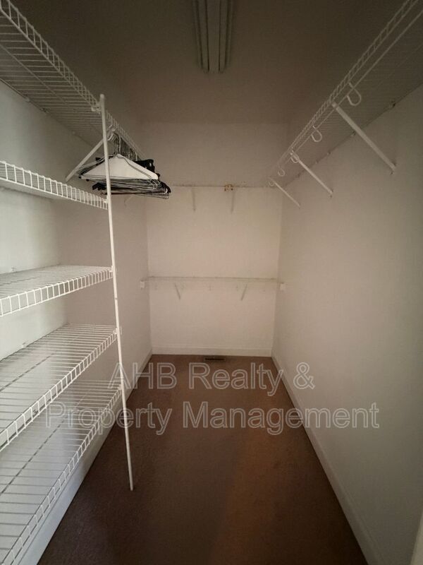 Building Photo - 713 Trail's End Dr