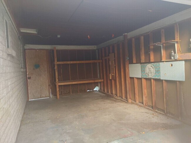 Building Photo - Quaint West Jordan Duplex w covered carport!