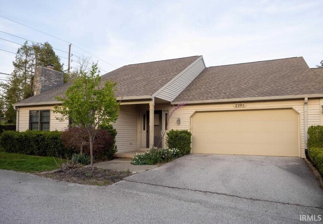 Building Photo - 2202 E Cape Cod Dr