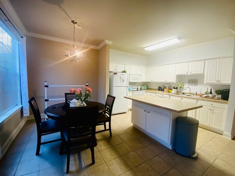 Building Photo - 2123 Mt Hope Aly