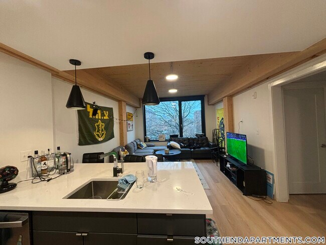 Building Photo - 11 E Lenox St