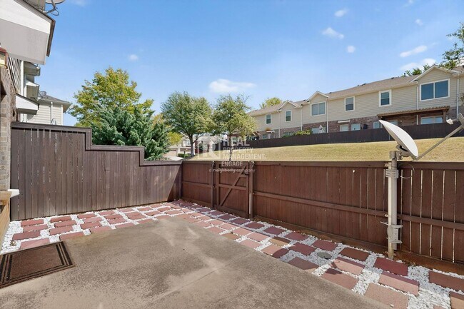 Building Photo - Modern Plano Townhome in Frisco ISD Available for Rent