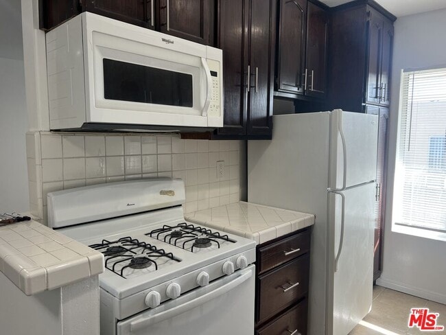 Building Photo - 1024 N Stanley Ave