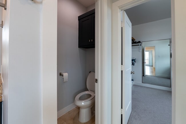 Building Photo - 1318 Reinerman St