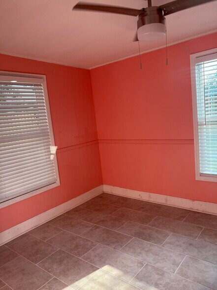 Building Photo - 8923 Tropical Palm Way