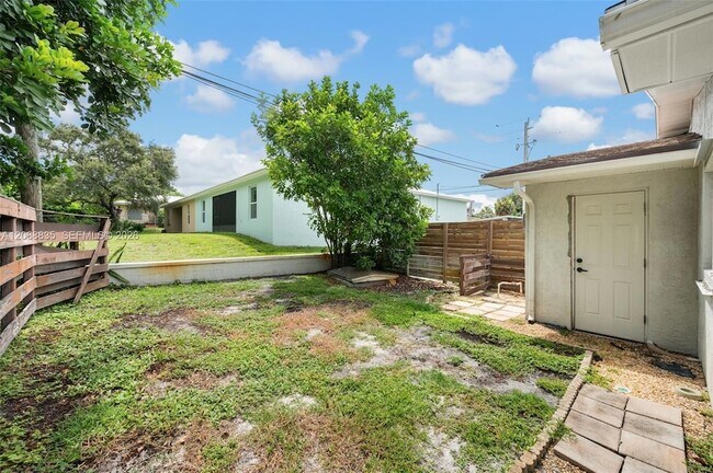 Building Photo - 3317 NE Jeannette Dr
