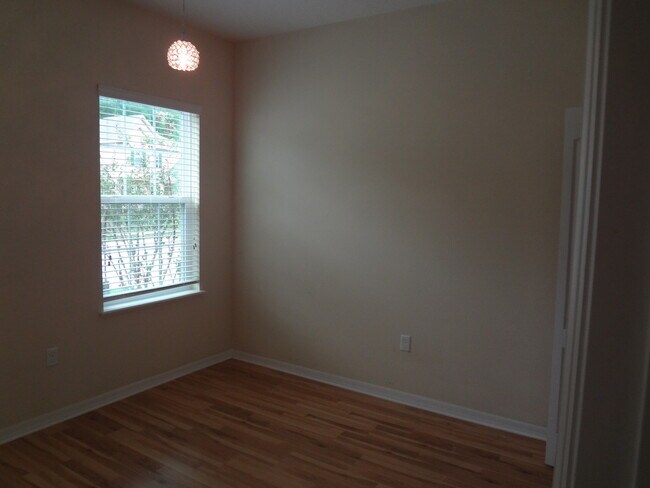 Building Photo - Beautiful 3BR Home in Mallory Square, Lawn Care Included