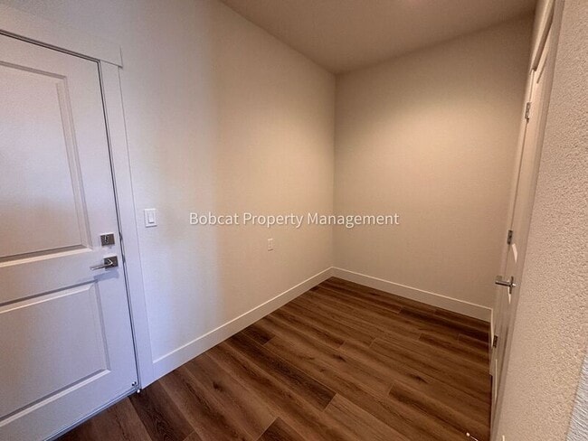 Building Photo - 1150 Little Ln