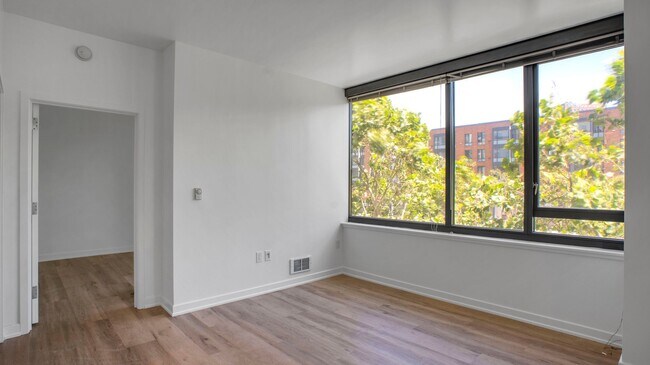 Building Photo - 250 King St