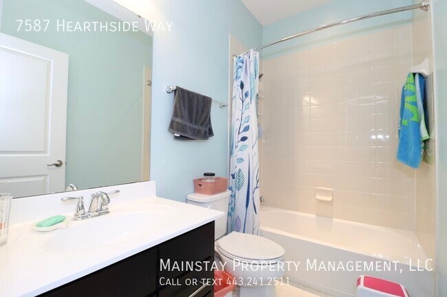 Building Photo - 3 Bedroom Townhome in Howard Square!