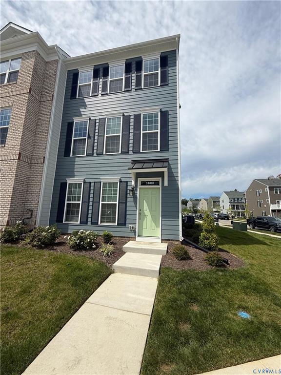 Building Photo - 13800 Village View Dr