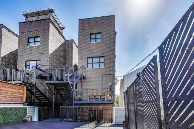 Building Photo - 2038 N Burling St