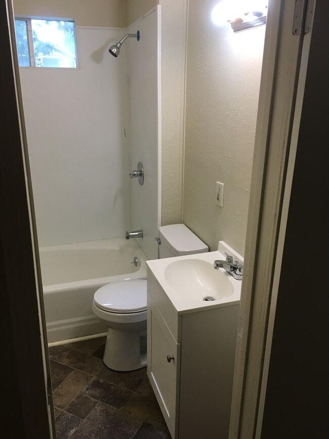 Building Photo - 2/1 House in North Rome $900