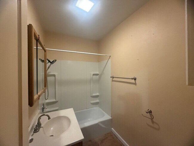 Building Photo - Spacious four-bedroom, two bathroom, pet friendly home!