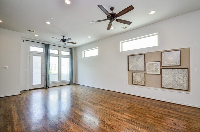 Building Photo - 1310 Delano St