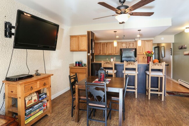 Building Photo - Walk to Main St and Gondola! Furnished! In...