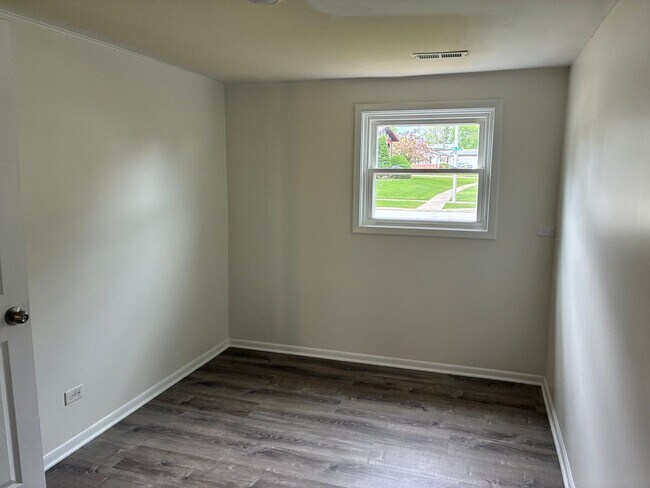 Building Photo - Spacious Updated 4 Bed 2 Bath with Garage Parking