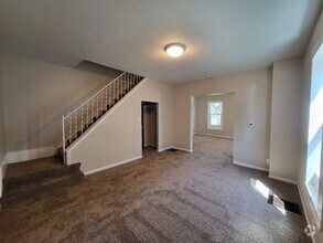 Building Photo - 3 Bedroom, 1 Bathroom Duplex with quick ac...