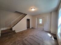 Building Photo - 3 Bedroom, 1 Bathroom Duplex with quick ac...