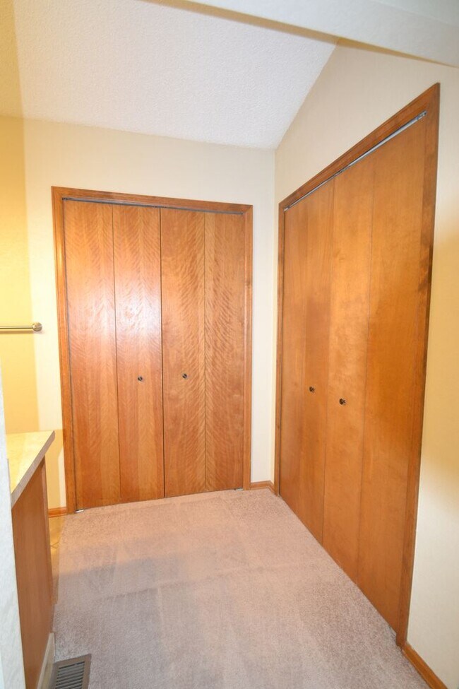 Building Photo - Mountain Shadows 3 Bedroom home with AC