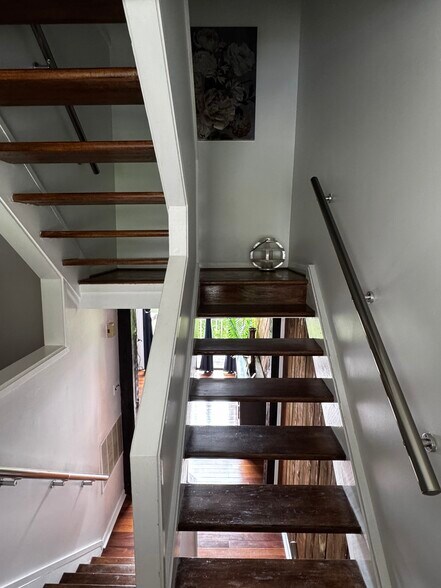 Stairwell leading to Bedrooms - 320 Southern Ct