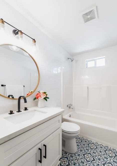 Building Photo - 2323 Oak Dr