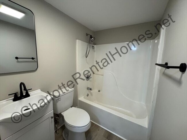 Building Photo - Renovated in city home!