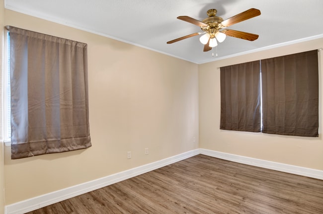 Building Photo - 4 Bed Home with Large Yard