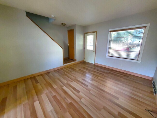 Building Photo - 1112-1114 BYRON AVE DUPLEX