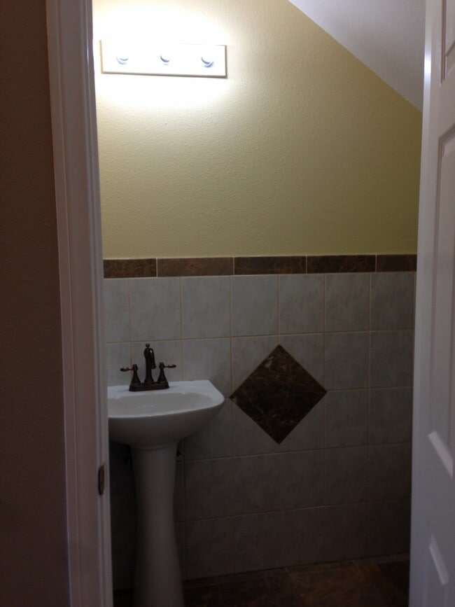 Building Photo - this will be gone this weekend! Rare change to rent a 2005 built 2 bedroom house HOUSE in Glassel...