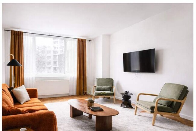 Building Photo - 350 W 43rd St