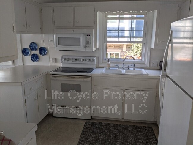 Building Photo - 2421 Lakefront Dr