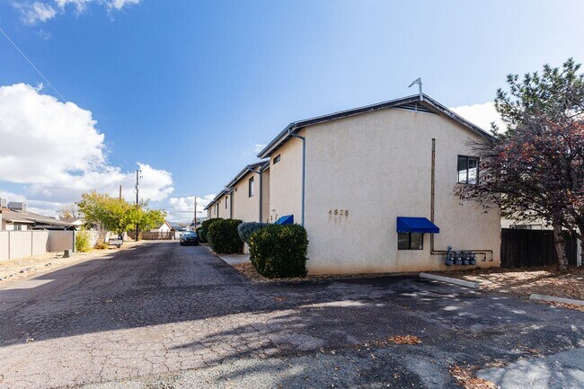 Building Photo - 4825 N Robert Rd