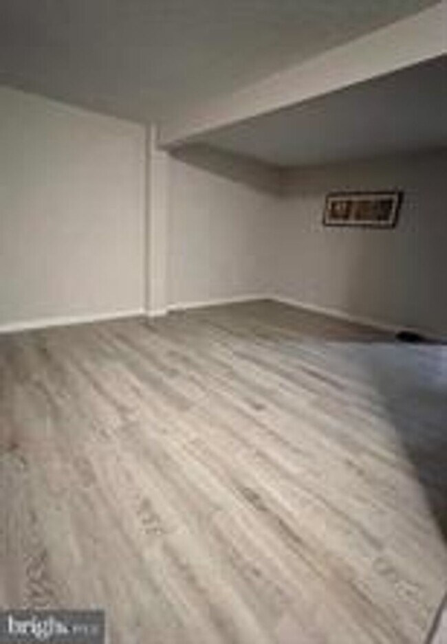 Building Photo - WELL MAINTAINED END UNIT TOWNHOUSE IN FARMBROOK