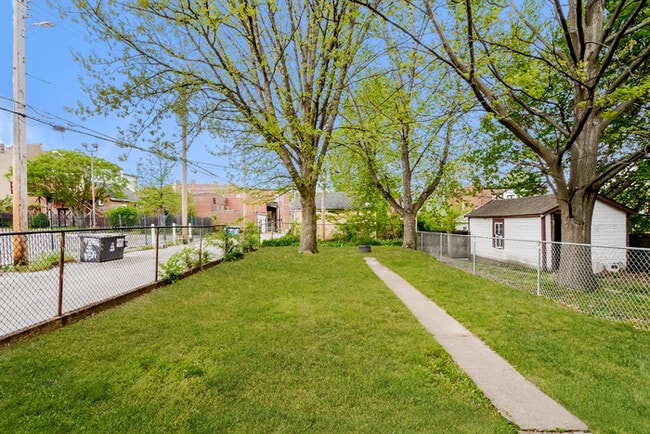 Building Photo - Fantastic 3bd/2ba home! Coming soon!