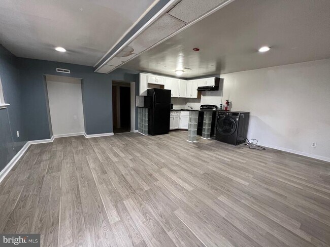 Building Photo - 515 W Girard Ave