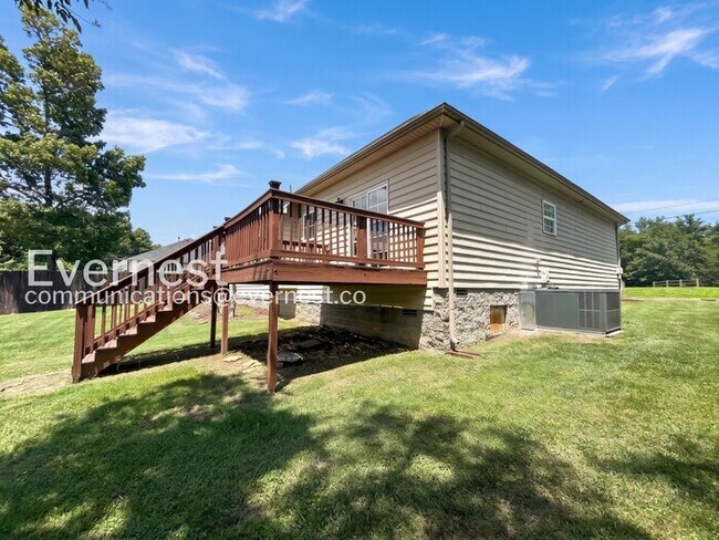 Building Photo - 3-Bed/2-Bath Home with Fireplace and 2-Car Garage/Available Now!