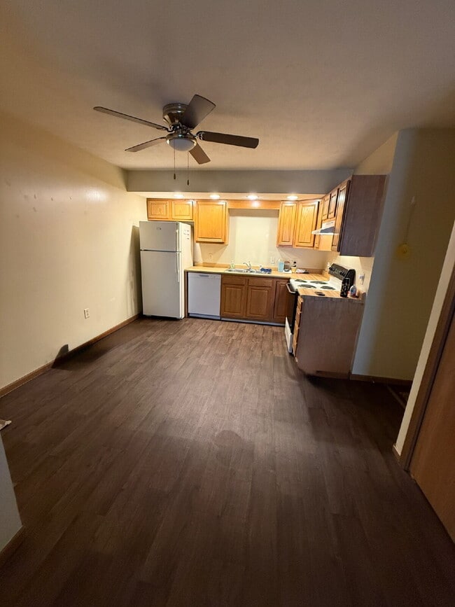 Building Photo - Charming 2-Bedroom Duplex on Campbell Road – Your Home in Sidney!