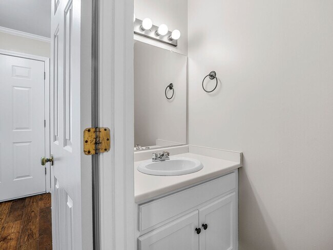 Building Photo - Cozy 3 Bedroom, 2.5 Bath Town Home with 2 ...