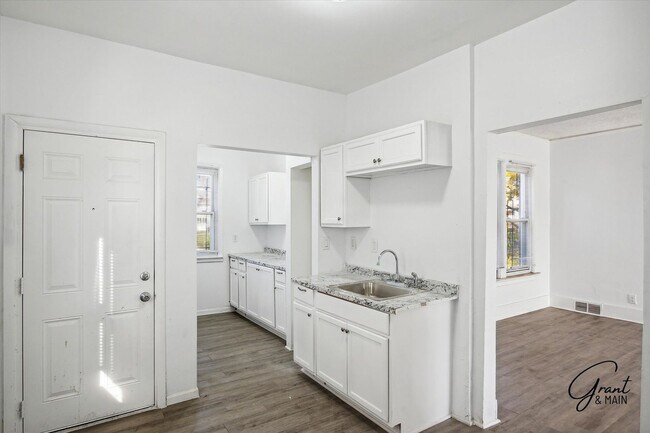 Building Photo - 4 Bedroom newly renovated $1475