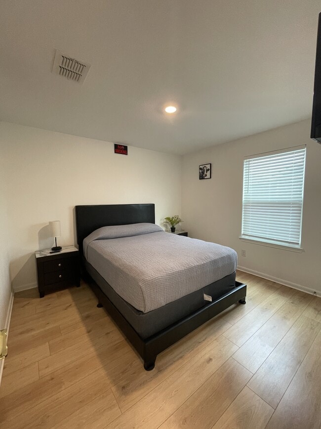 Building Photo - 10829 Emerick St