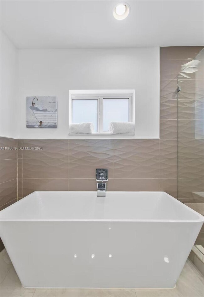 Building Photo - 7101 W Lake Dr