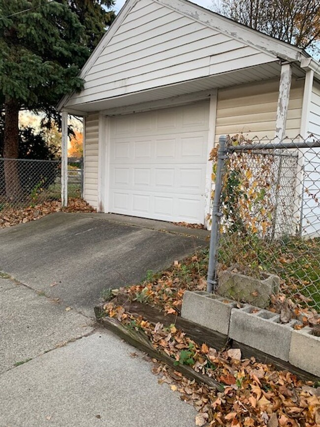 Building Photo - Charming Two bedroom home