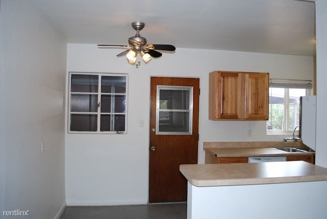 Building Photo - 4 br, 2 bath House - 2501 E Towner St