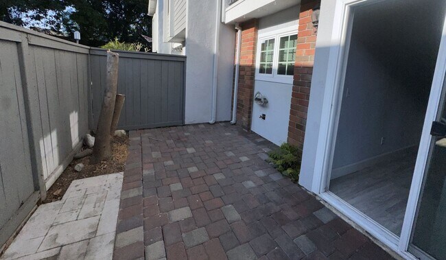 Building Photo - Townhouse - 2 Story, 3 Bedroom in the Beau...