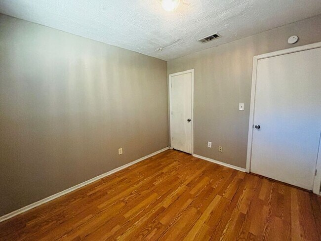 Building Photo - 130 E Woodcrest Dr