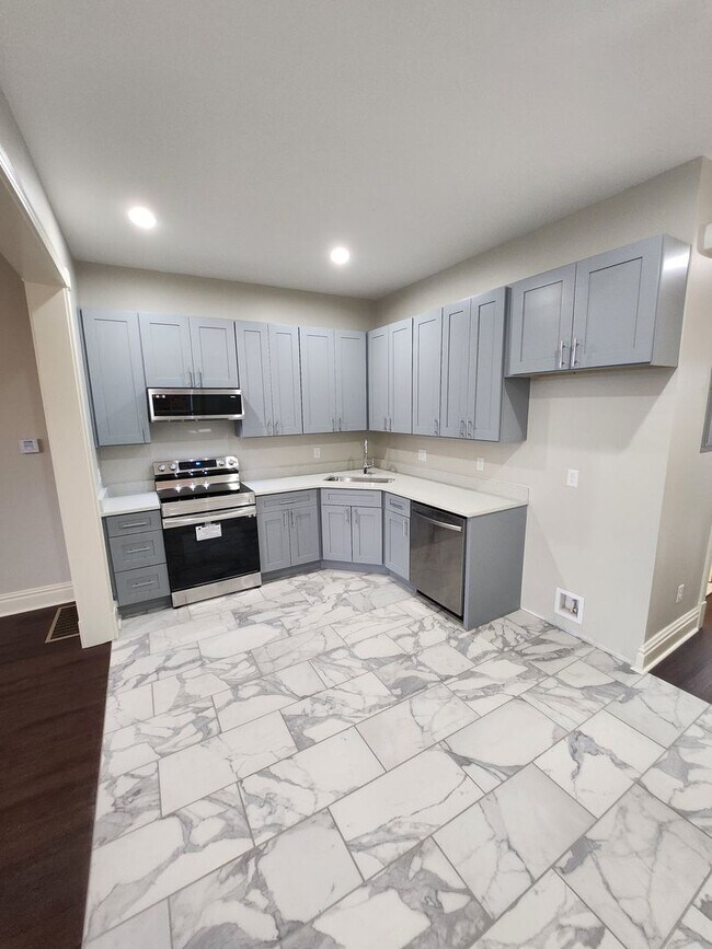 Building Photo - Newly Renovated One Bedroom Available Toda...
