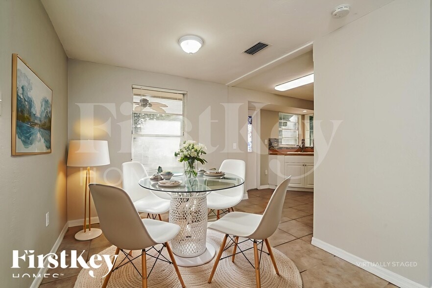 Building Photo - 2582 Lake View Blvd