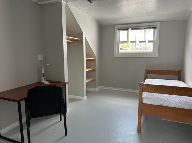 Building Photo - 501 N Russell St - Meal Service included