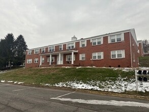 Building Photo - 915 Country Club Dr